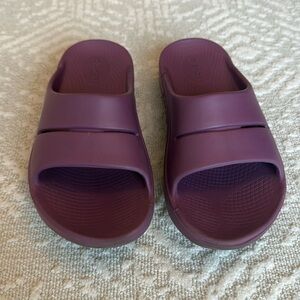 OOFOS Ooaahh Recovery Slides Plum Women’s 7 Men’s 5 EU 38